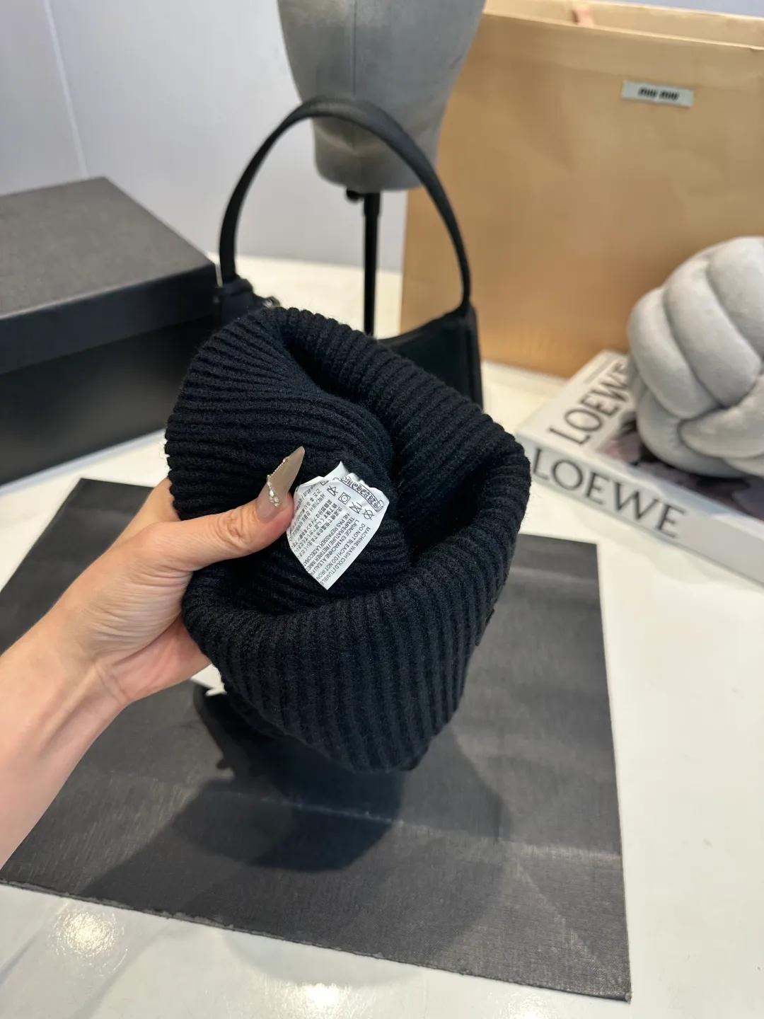 P46 Crow Heart Wool Hat, too flattering for your face. No matter you have a long face, a round face or a square face, you can easily wear it because the hat is very thick, so your face looks small, delicate and cute. Fashionable street style, recommended hat for autumn and winter.